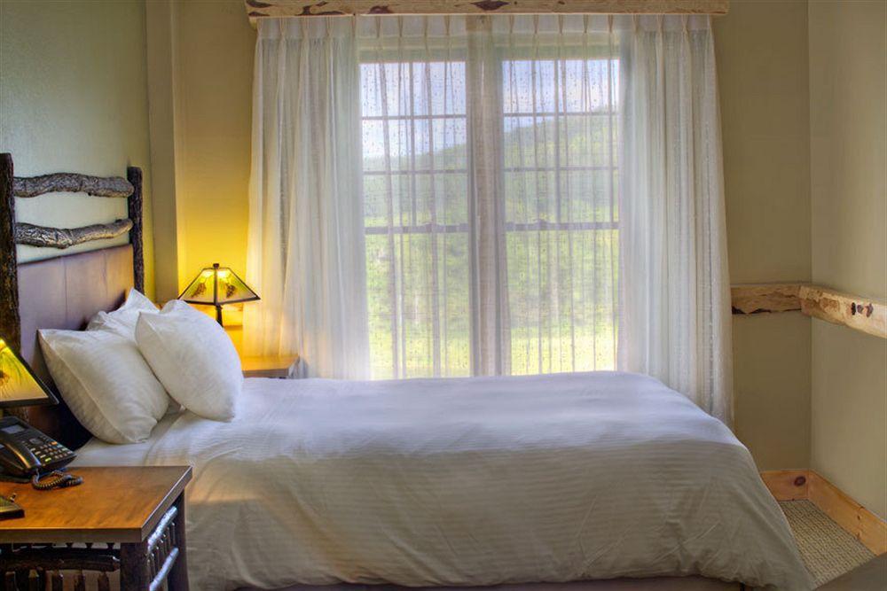 Hope Lake Lodge & Indoor Waterpark Кортленд Екстер'єр фото