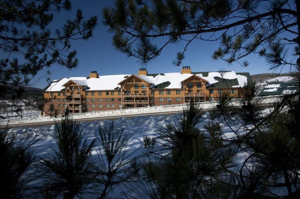 Hope Lake Lodge & Indoor Waterpark Кортленд Екстер'єр фото