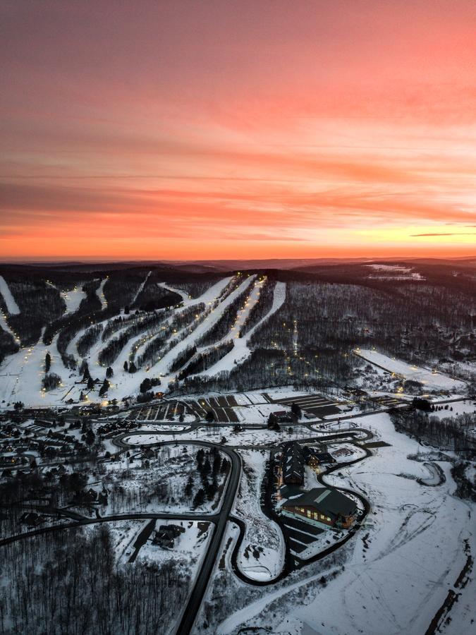 Hope Lake Lodge & Indoor Waterpark Кортленд Екстер'єр фото