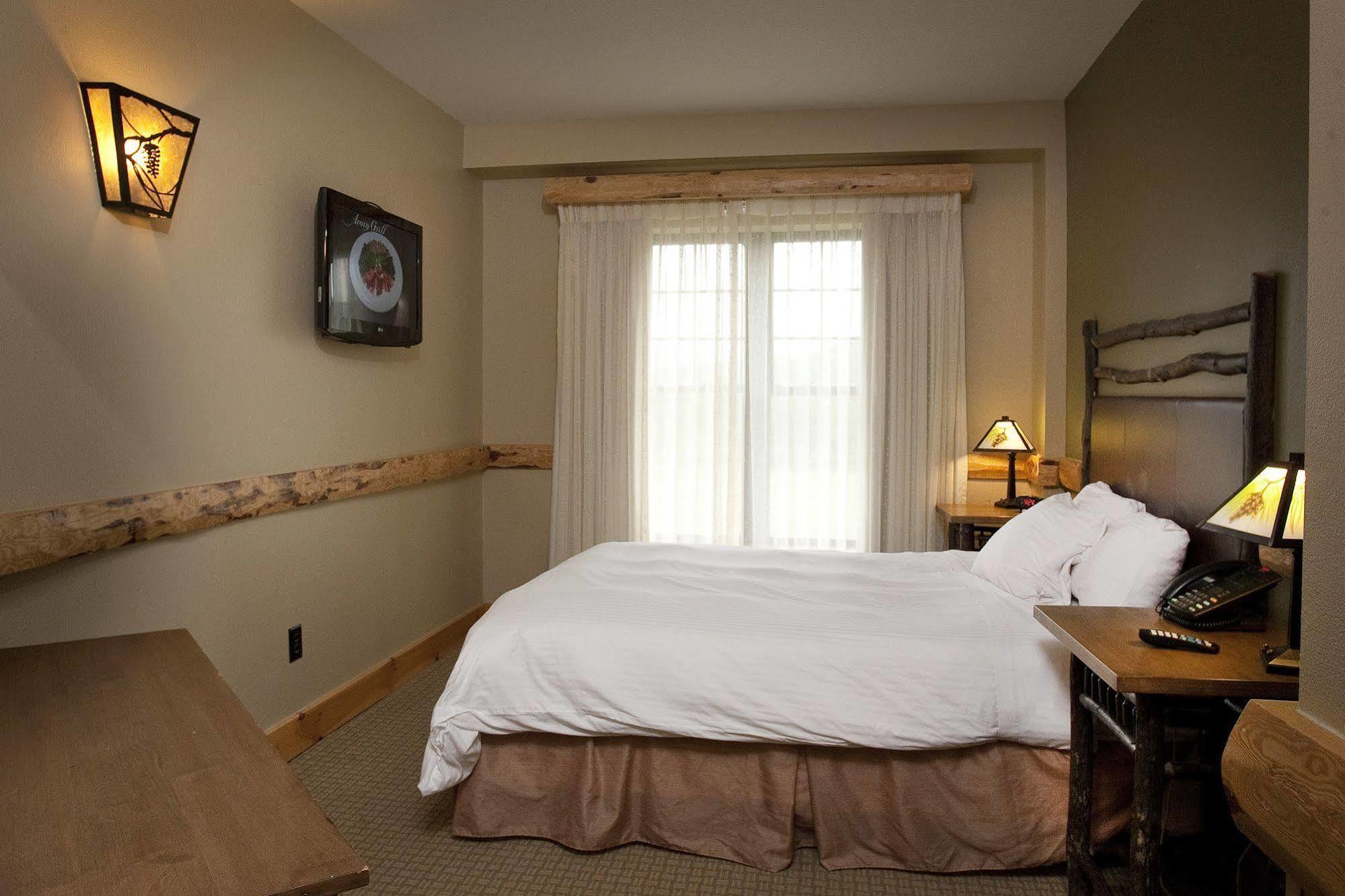 Hope Lake Lodge & Indoor Waterpark Кортленд Екстер'єр фото