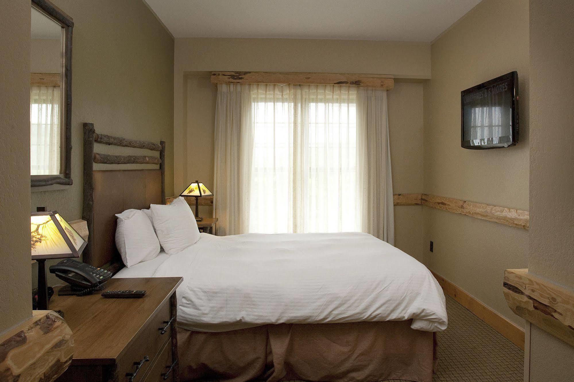 Hope Lake Lodge & Indoor Waterpark Кортленд Екстер'єр фото