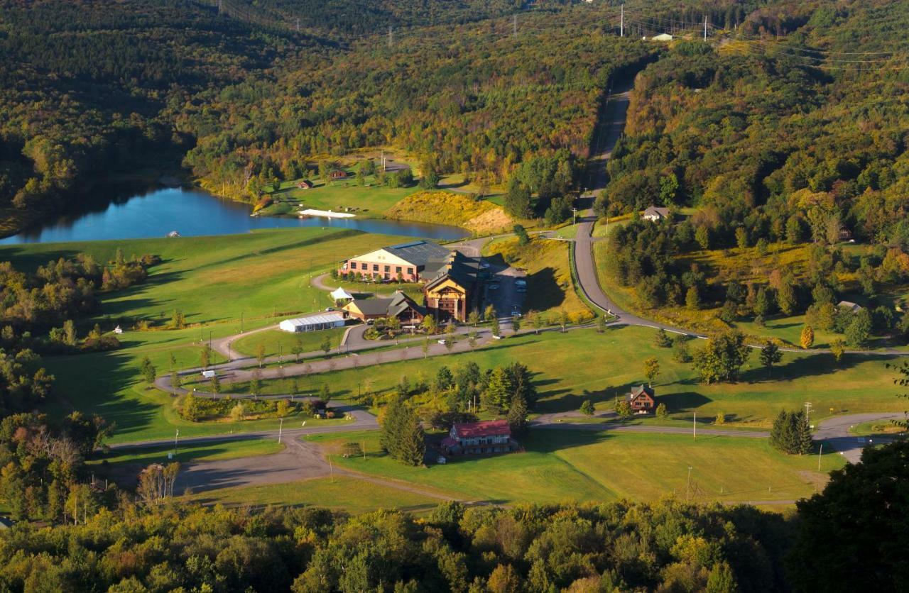 Hope Lake Lodge & Indoor Waterpark Кортленд Екстер'єр фото